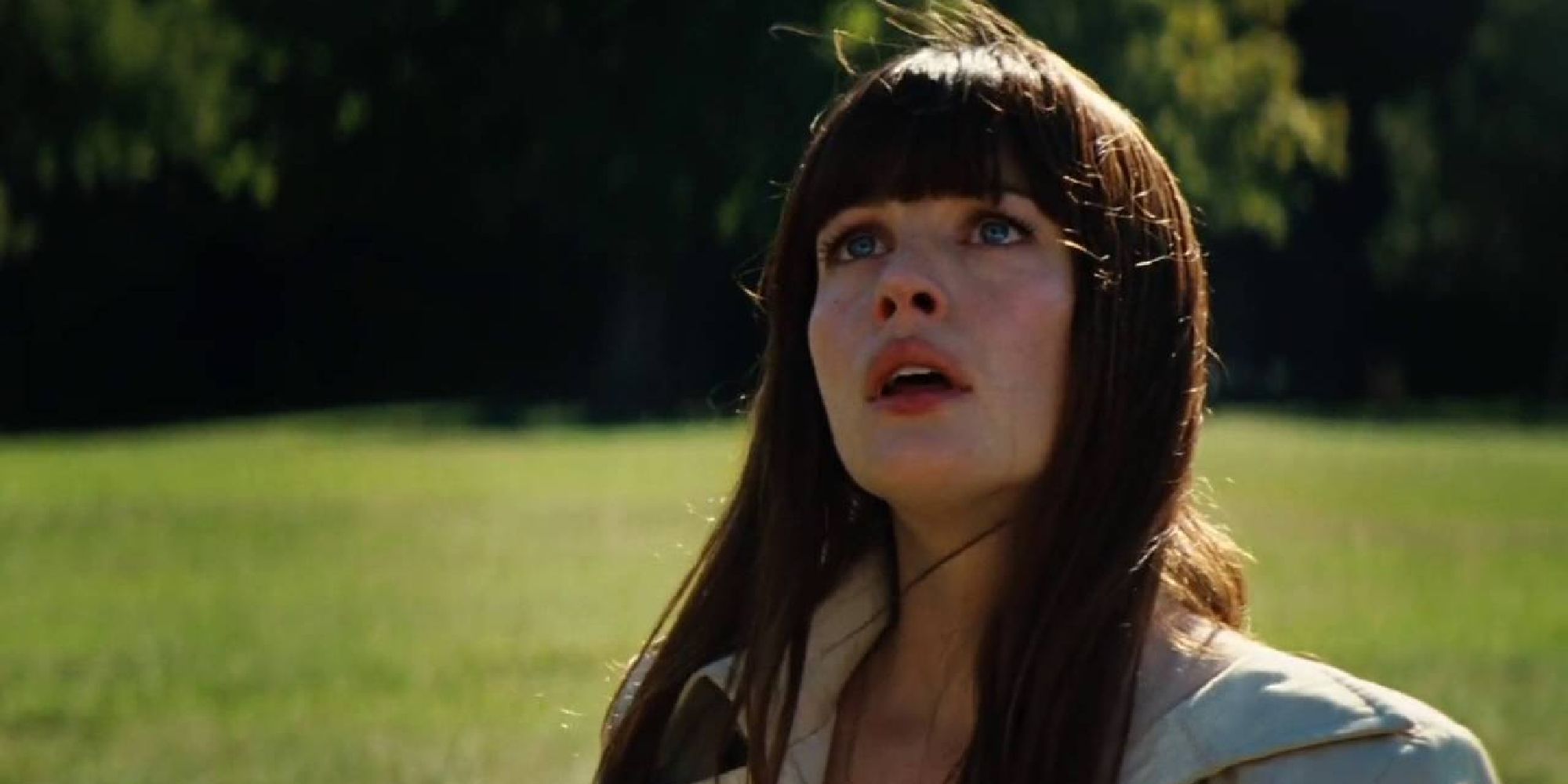 Betty Ross looking up in a field in The Incredible Hulk (2008)