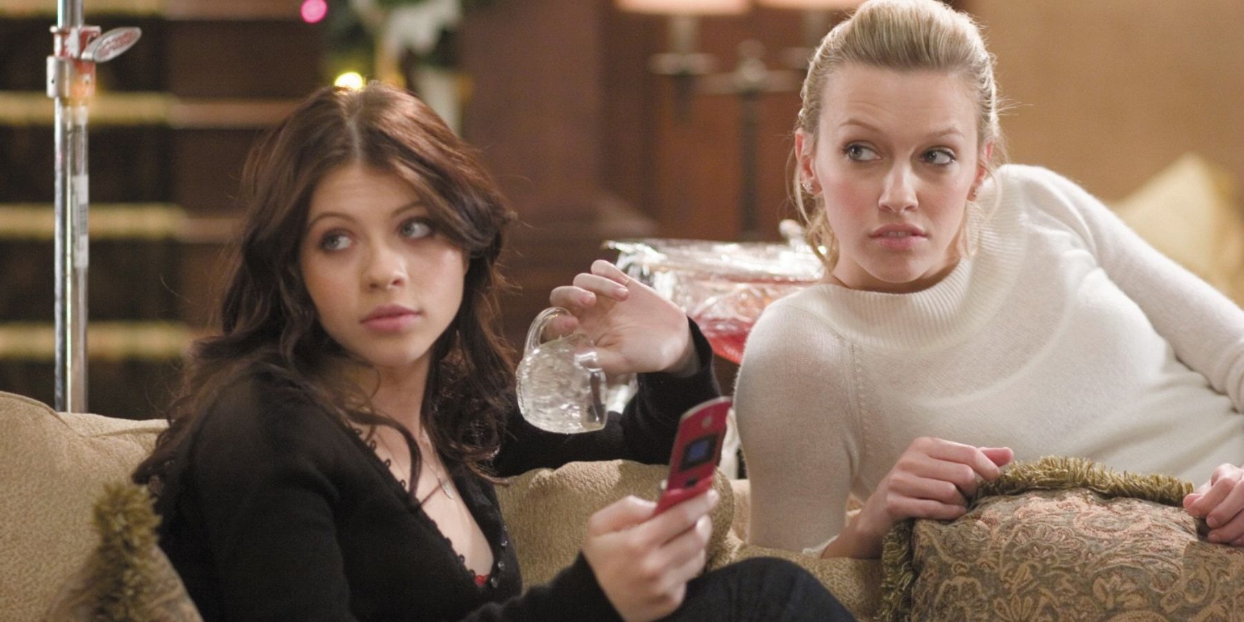 Melissa (Michelle Tratchenberg) and Kelli (Katie Cassidy) in Black Christmas (2006)