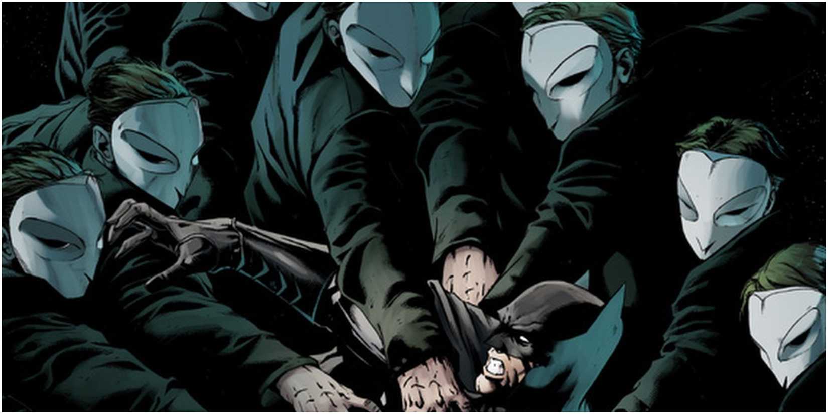 Court of Owls Attacking Batman