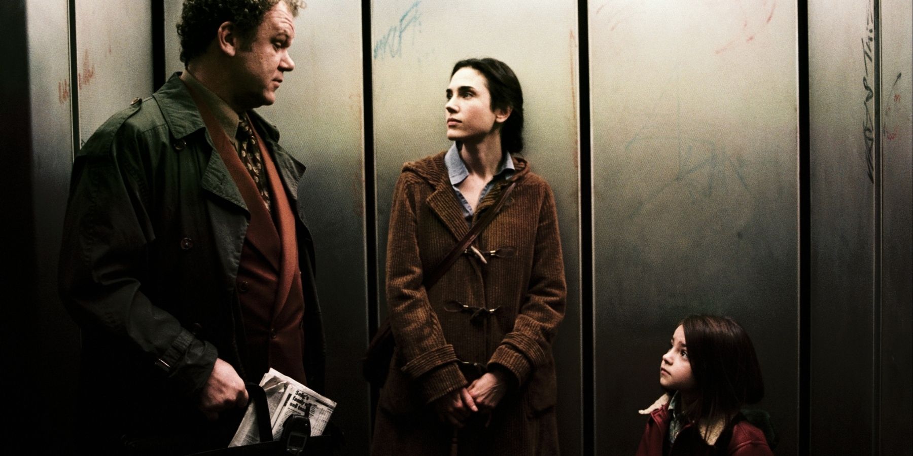 Джон С. Рейли, Дженнифер Коннелли и Ариэль Гейд стоят в лифте в Dark Water.