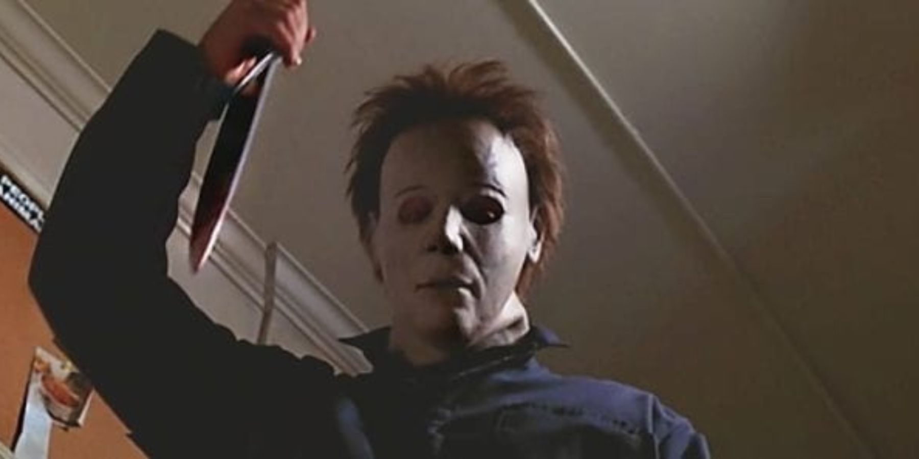 Майкл Майерс держит нож в Хэллоуин H20