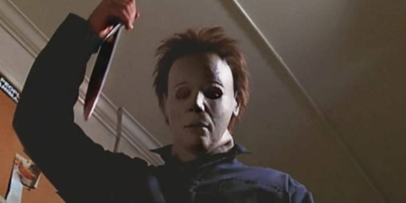 Michael Myers holding up a knife in Halloween H20