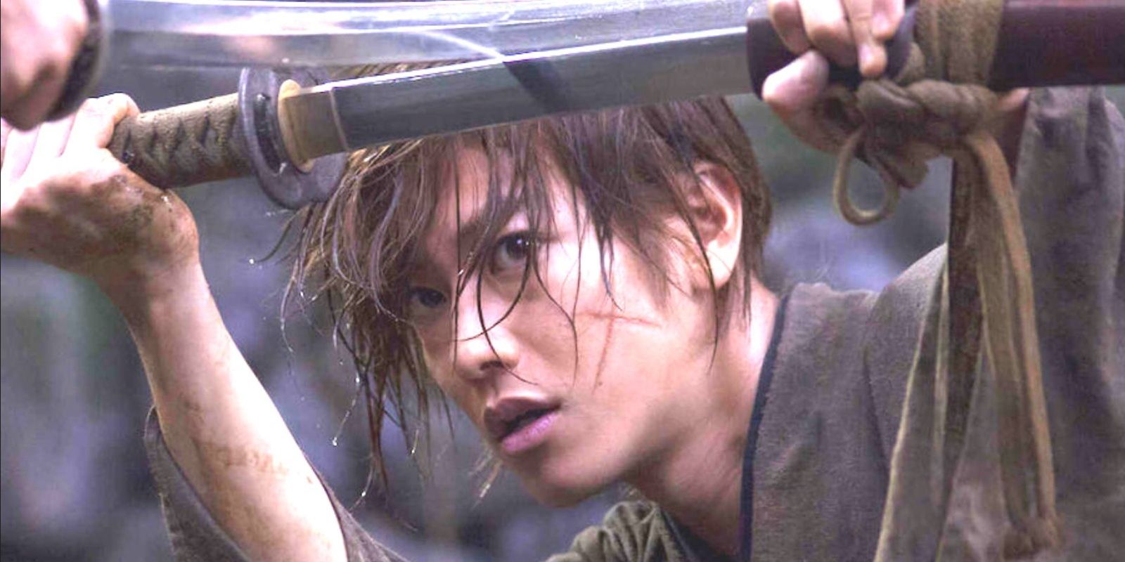 Rurouni Kenshin Kenshin Himura in the middle of a sword fight