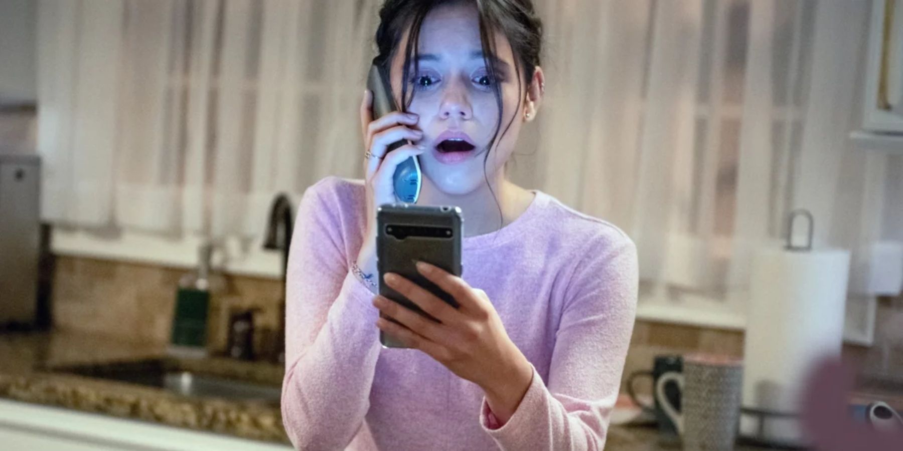 Дженна Ортега держит телефон и кричит в роли Тары Карпентер в фильме "Крик" (2022)