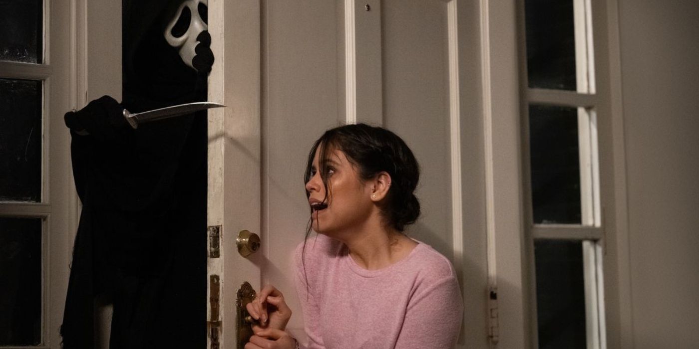 Дженна Ортега в роли Тары Карпентер, кричащей с Ghostface в Scream 2022