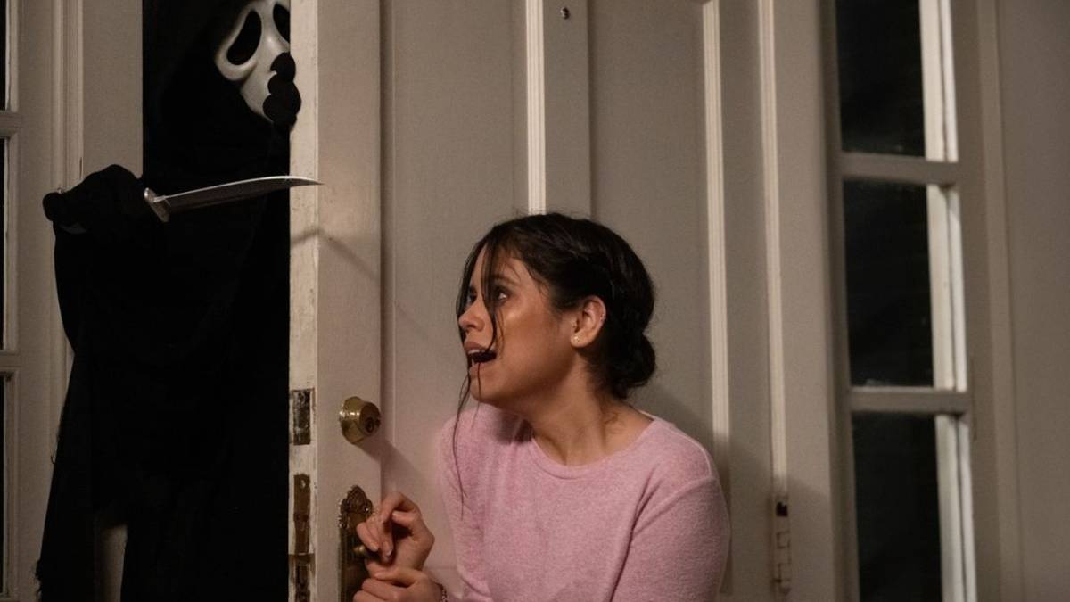 Jenna Ortega as Tara Carpenter screaming with Ghostface in Scream 2022
