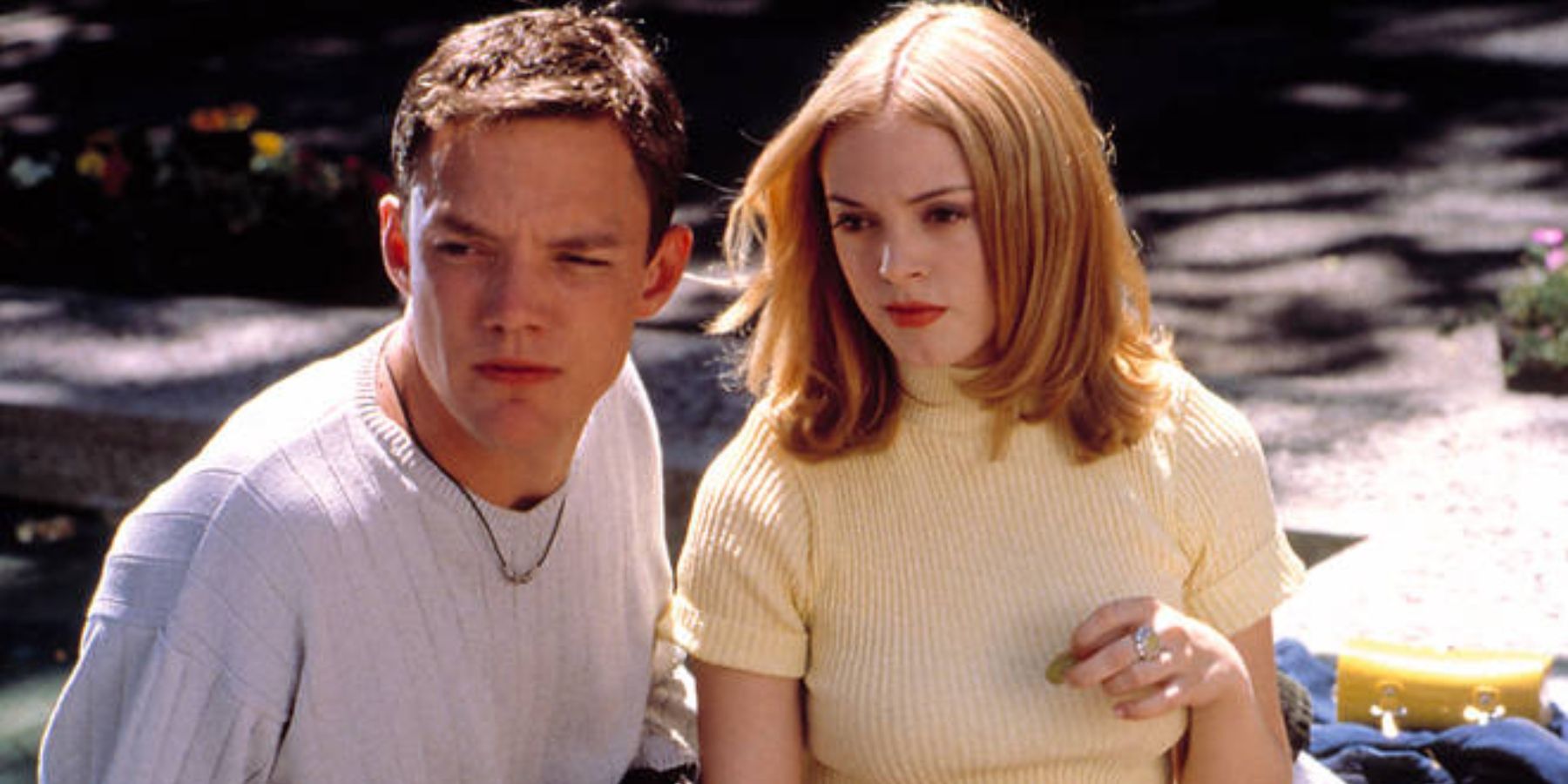 Stu (Matthew Lillard) and Tatum (Rose McGowan) sitting outside school in Scream