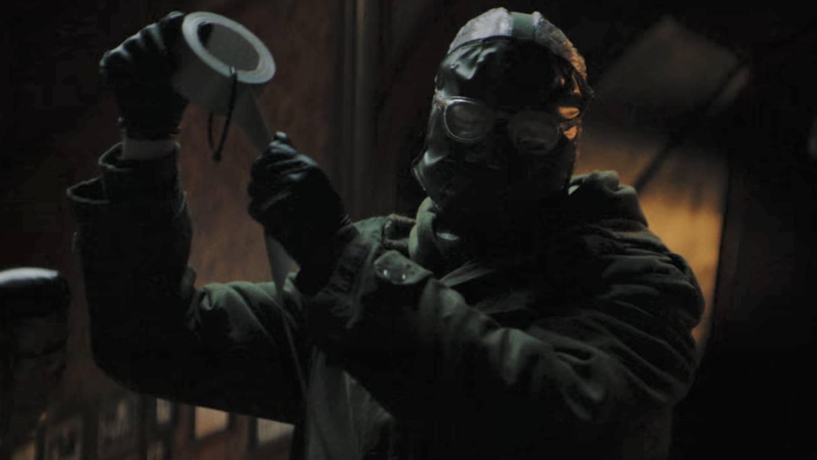 The Riddler using duct tape in The Batman