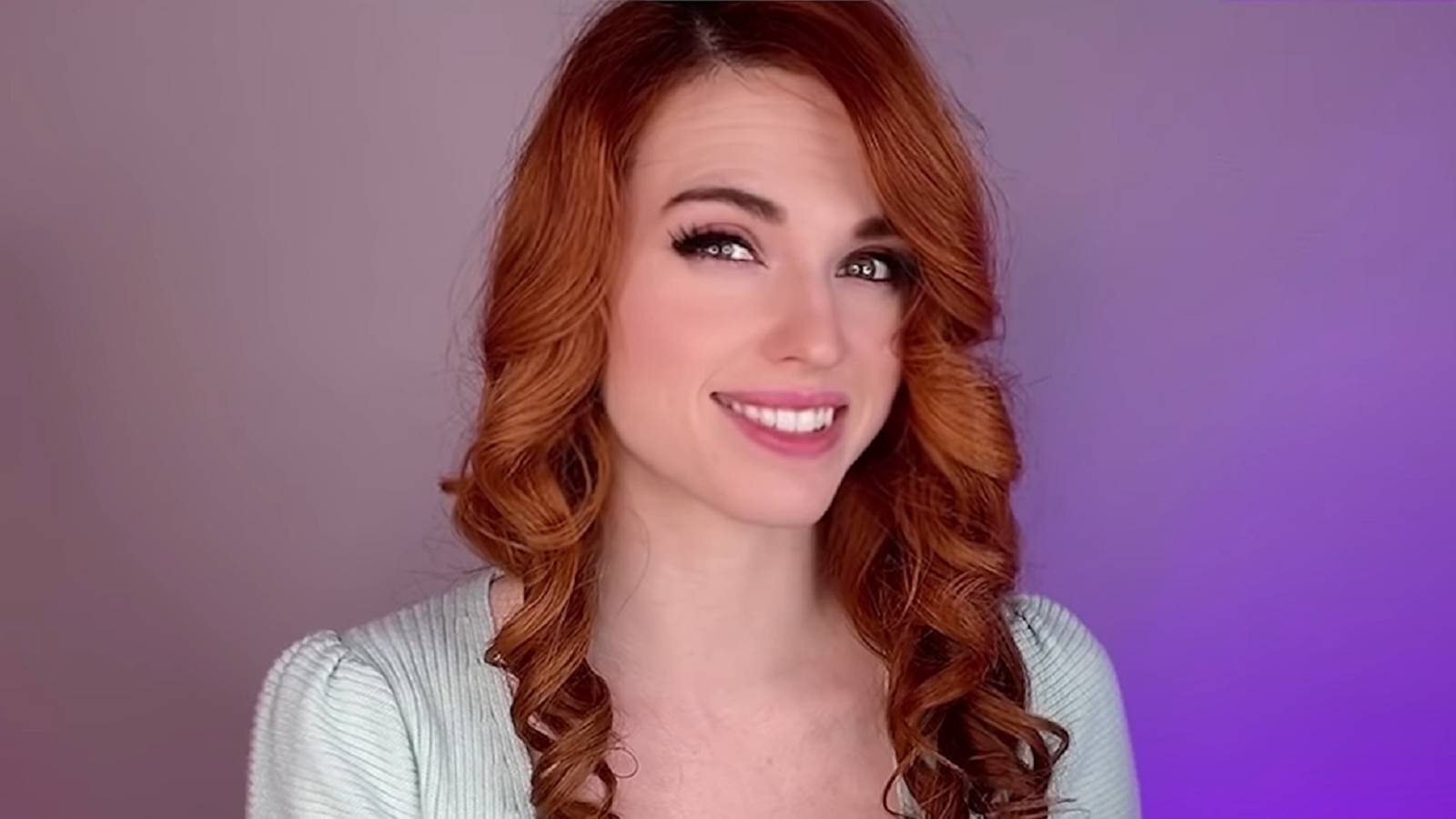 amouranth smiling