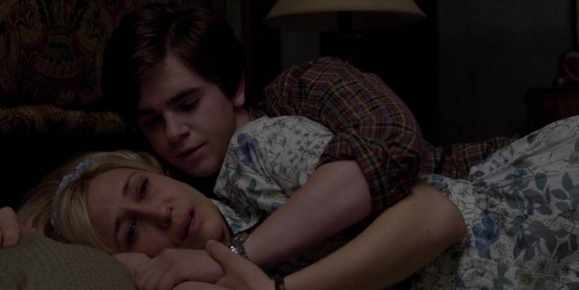 Norman comforts Norma in Bates Motel