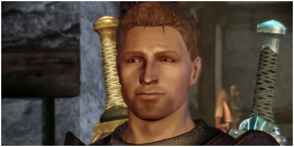 close-up Alistair dari Dragon Age Origins tersenyum 