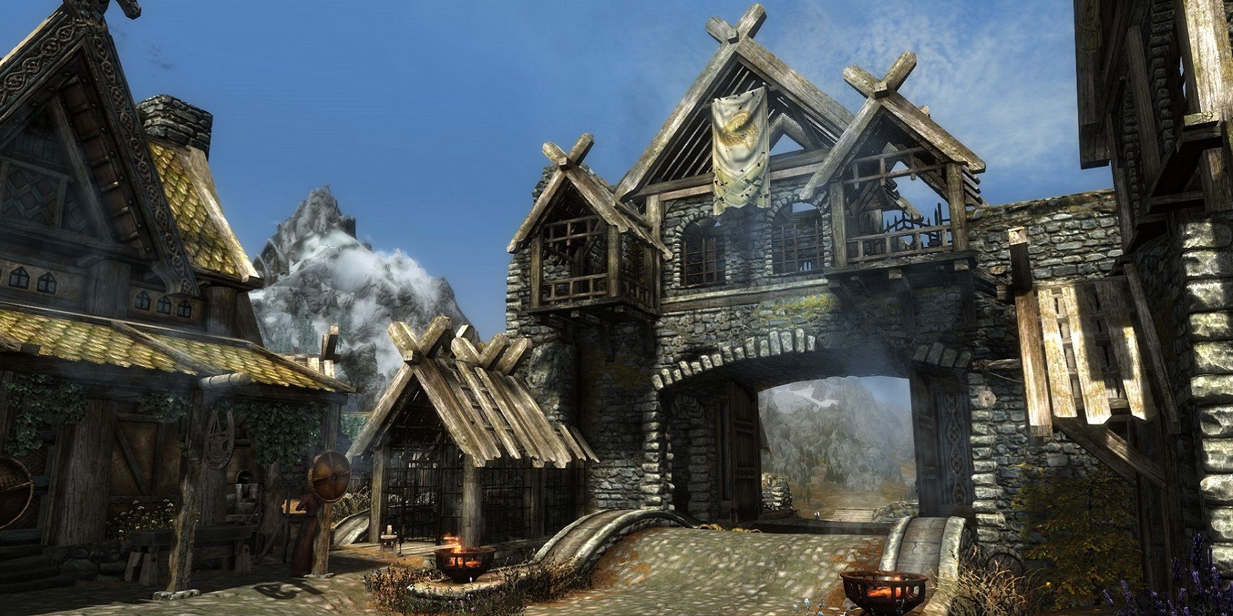 Скриншот из The Elder Scrolls 4: Skyrim, показывающий открытые ворота Вайтрана.