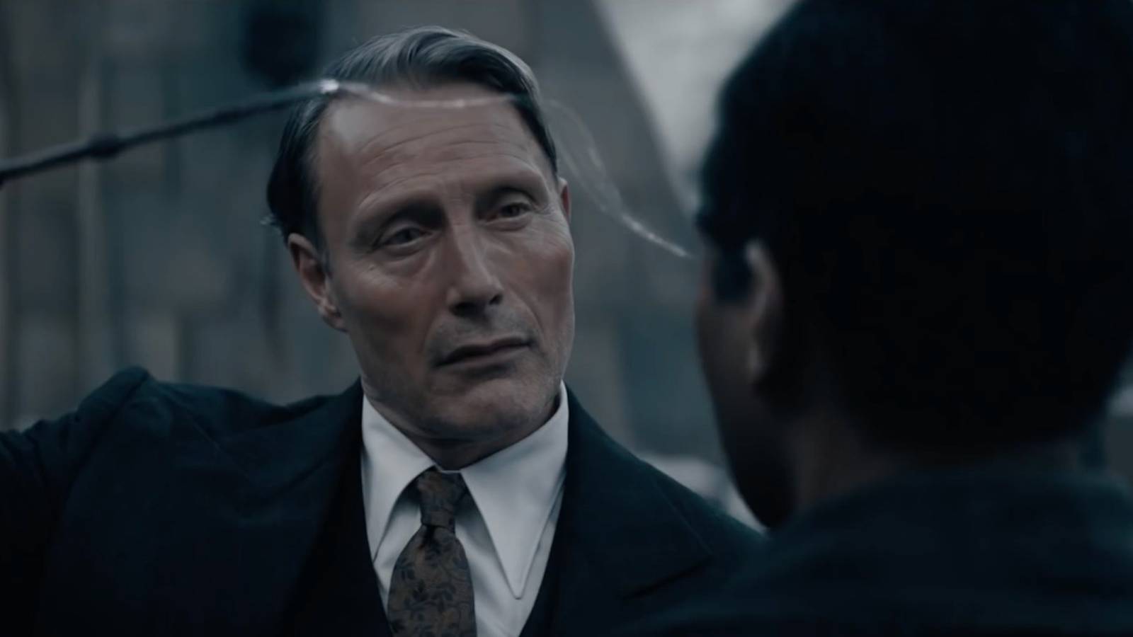 Grindelwald performing a spell on Yusuf in Fantastic Beasts The Secrets of Dumbledore