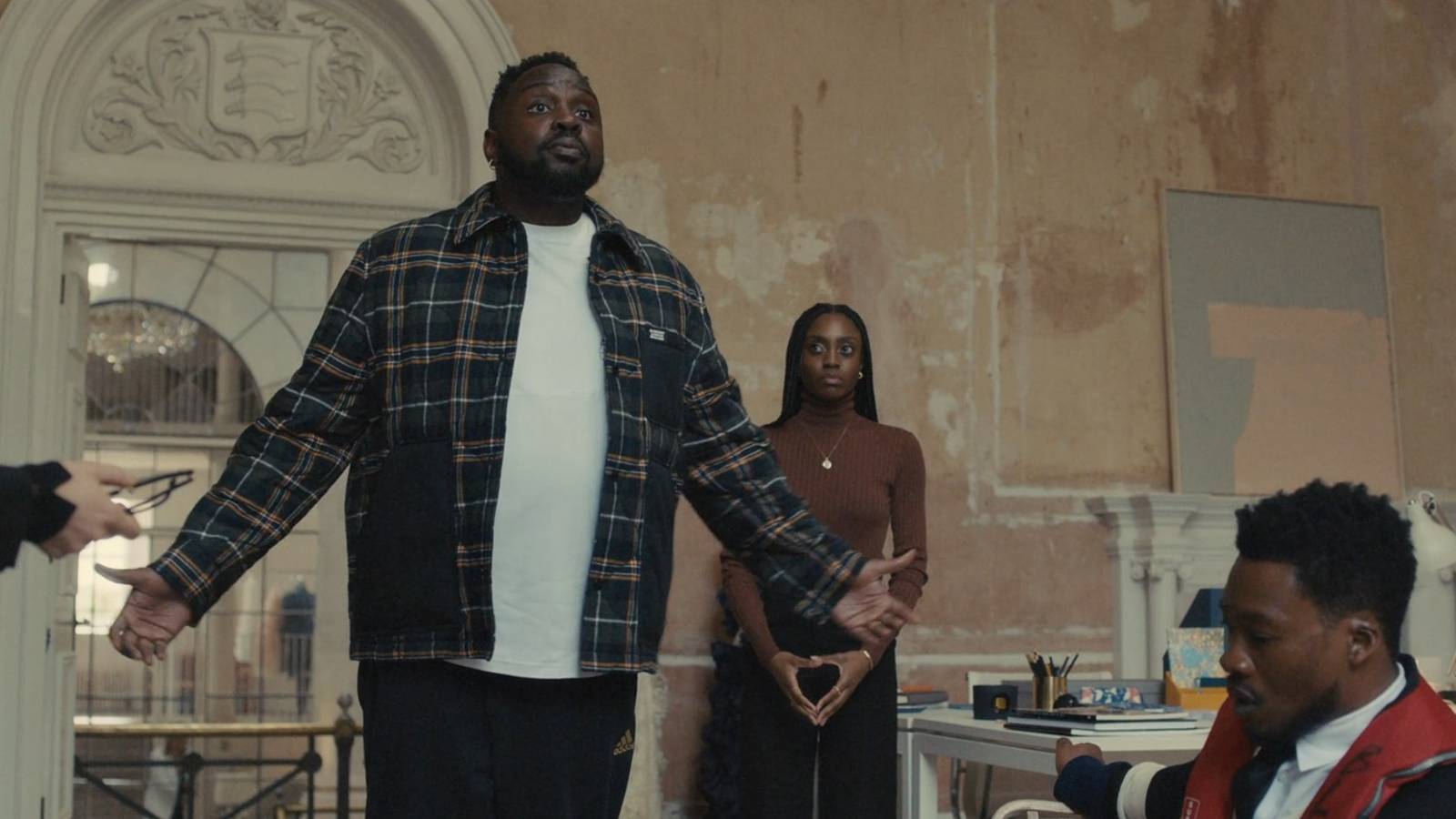 Al Paper Boi argue arms spread in Atlanta season 3