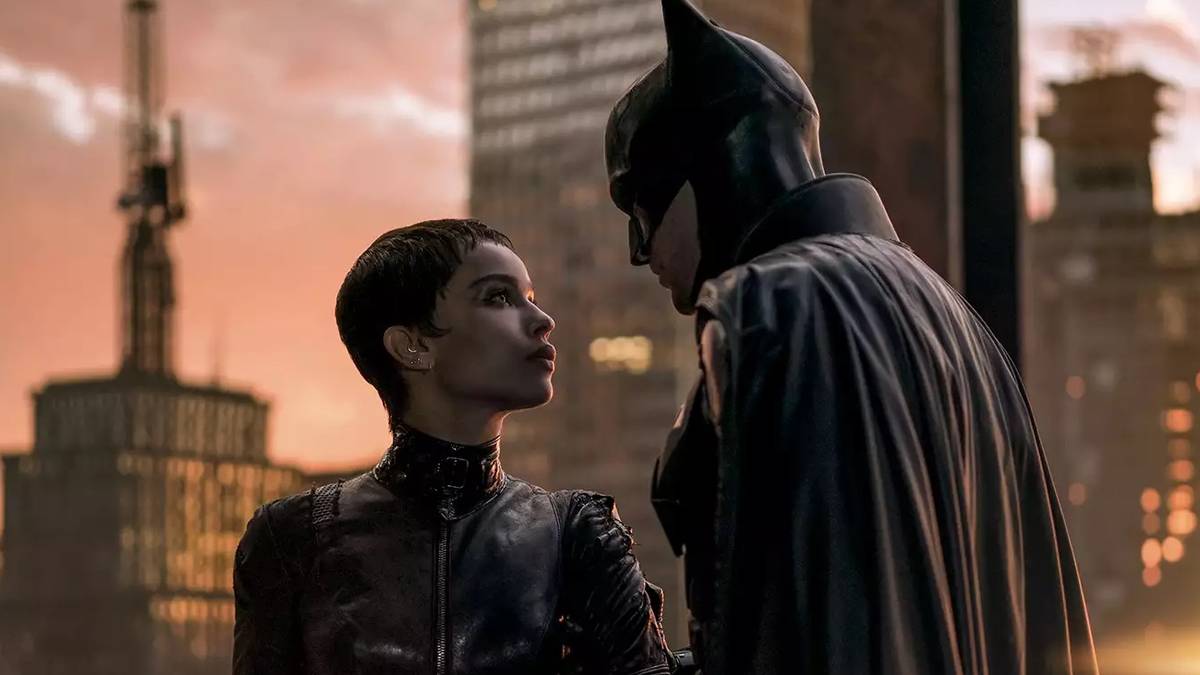 Batman talking to Catwoman on a roof in The Batman