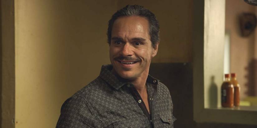 Lalo introducing himself to Nacho in the Salamanca restaurant kitchen