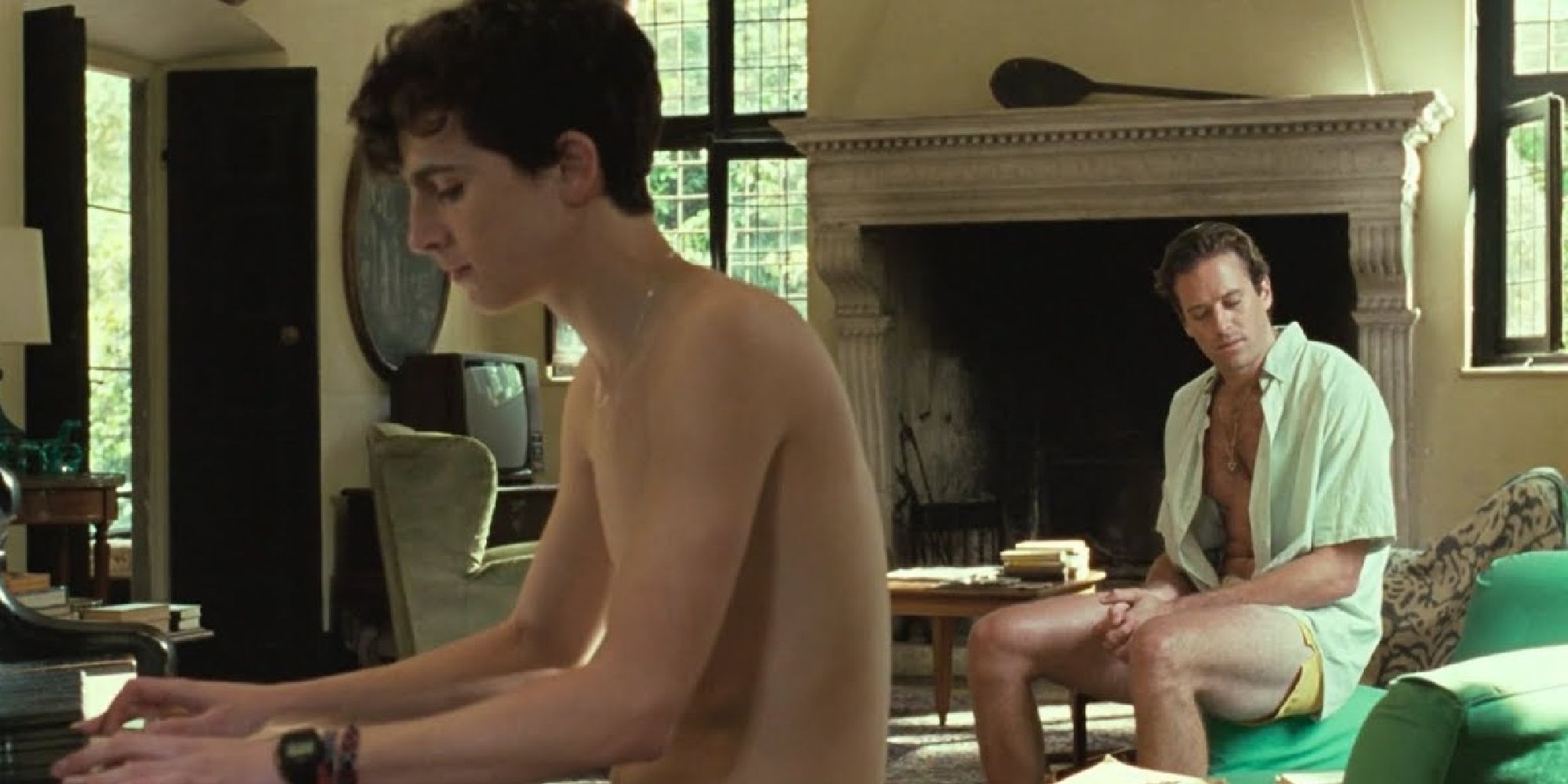 Арми Хаммер слушает, как Тимоти Шалеме играет на пианино в фильме «Зови меня своим именем»