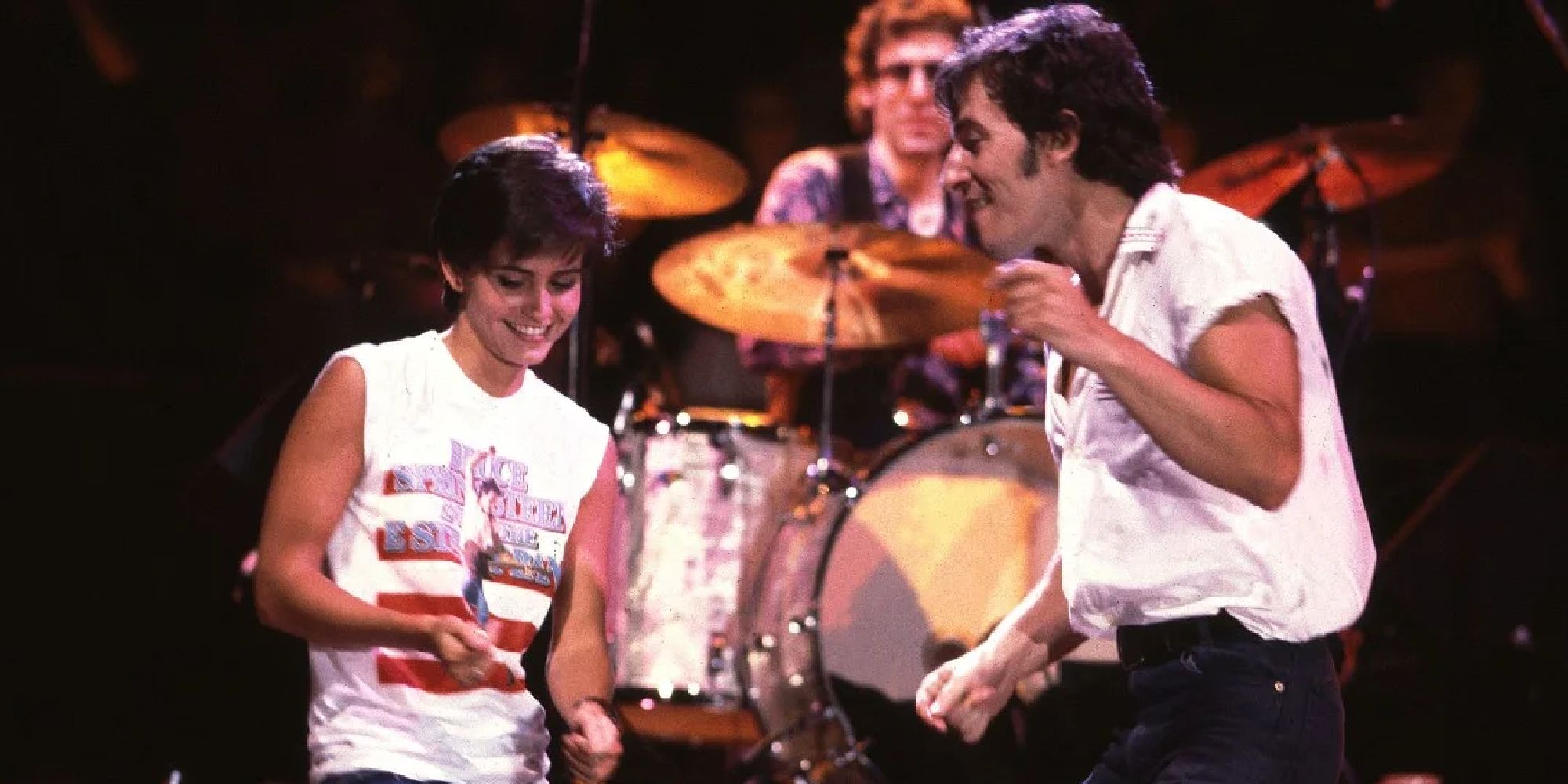 Bruce Springsteen dancing with Courtney Cox on stage in the Dancing in the Dark music video