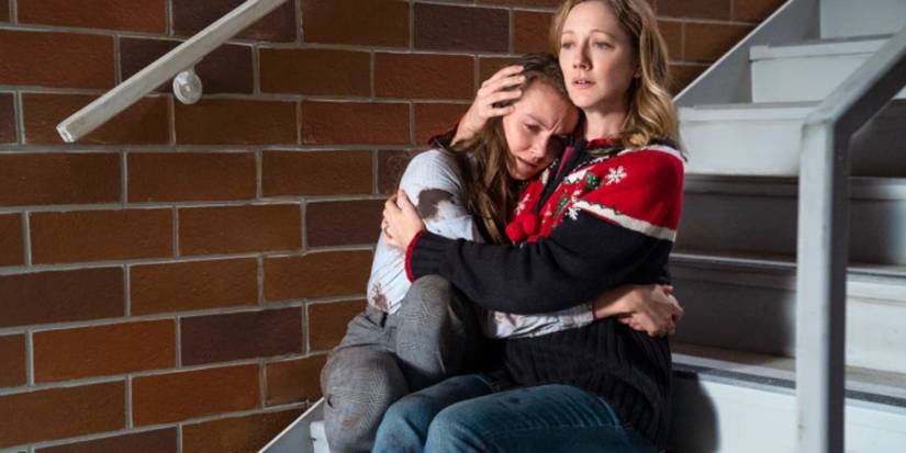 Karen Nelson (Judy Greer) hugging Allyson Nelson (Andi Matichak) in Halloween Kills