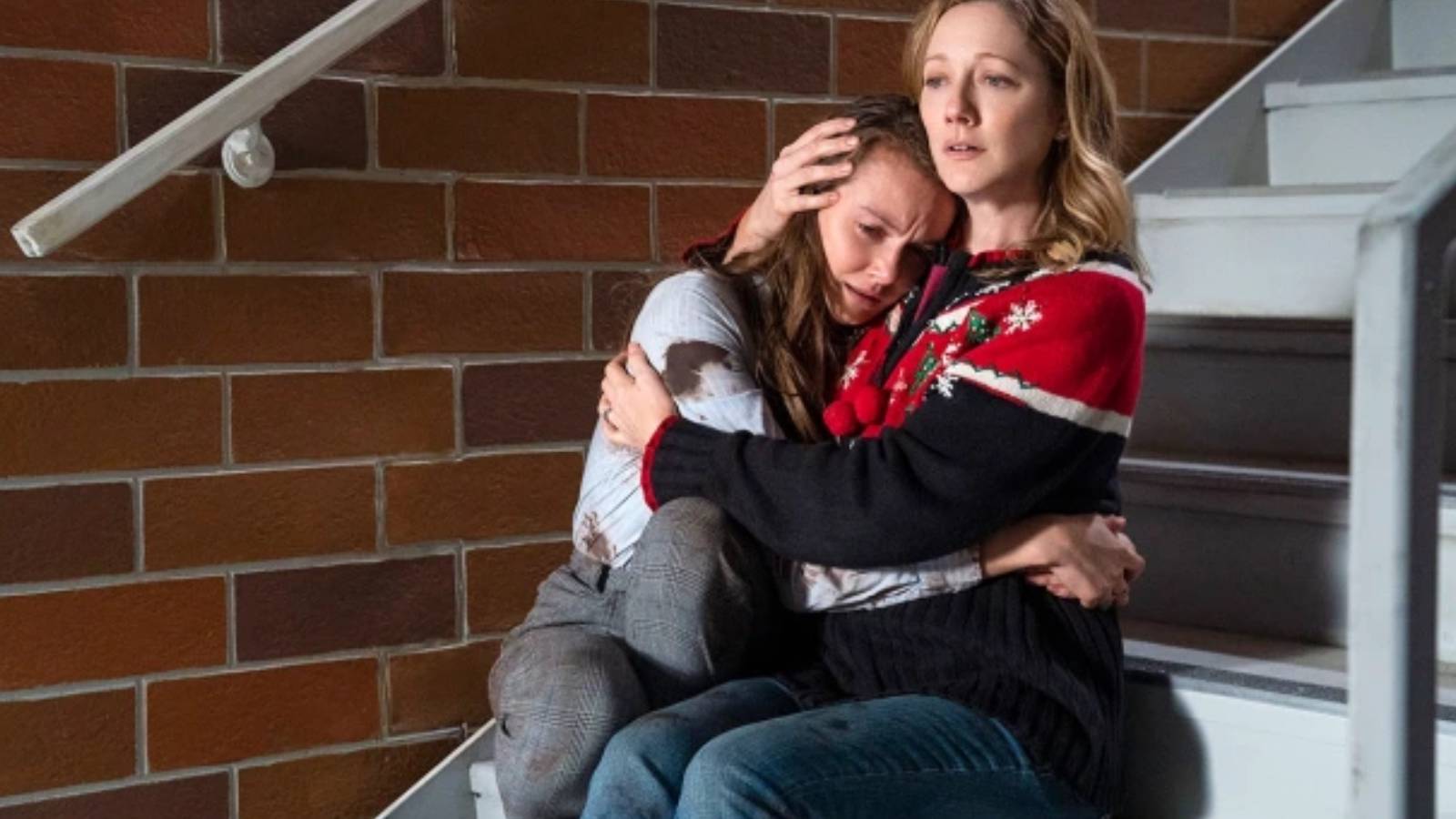 Karen Nelson (Judy Greer) hugging Allyson Nelson (Andi Matichak) in Halloween Kills