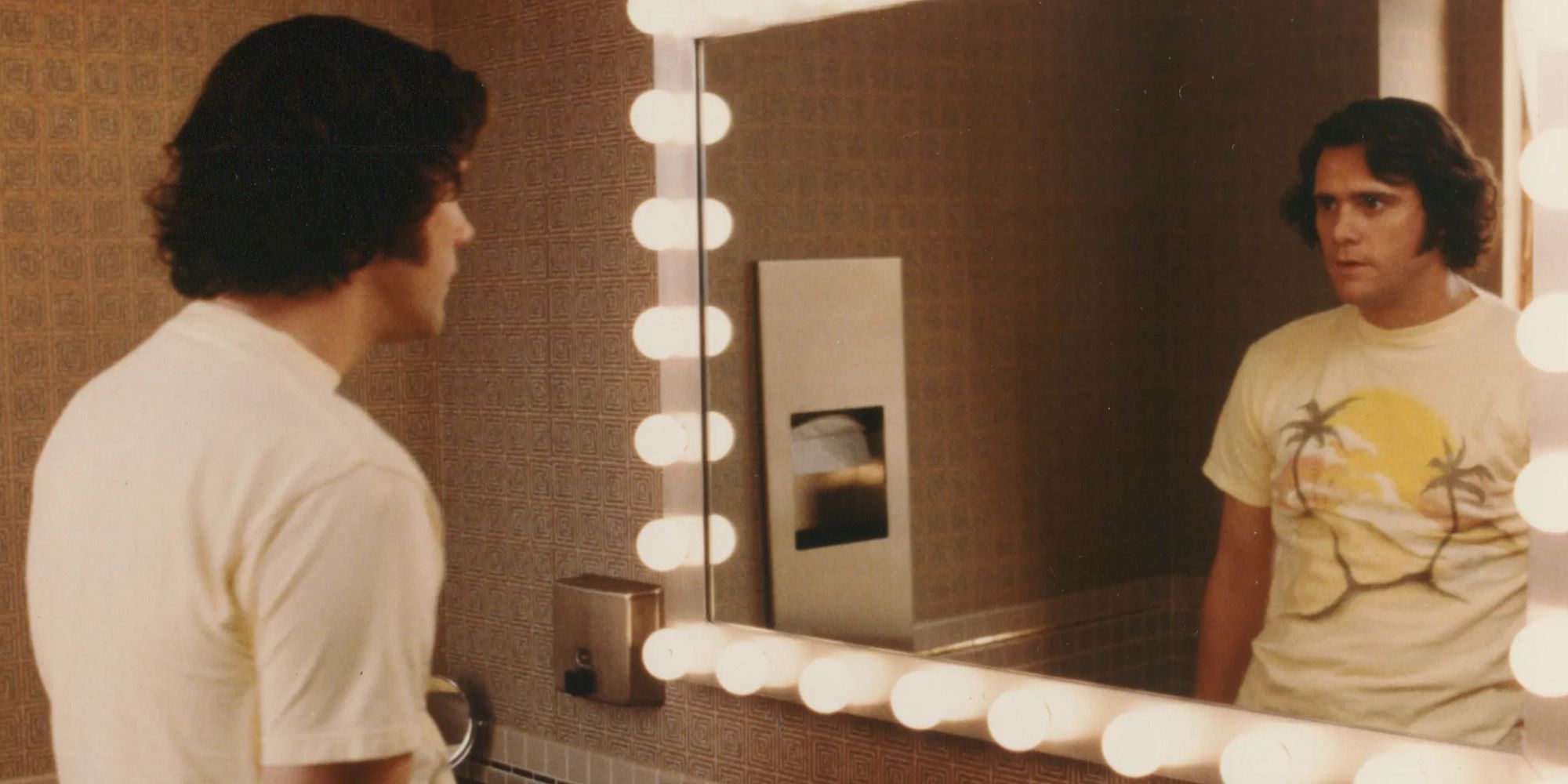 Andy Kaufman looking in the mirror of his dressing room in Man on the Moon