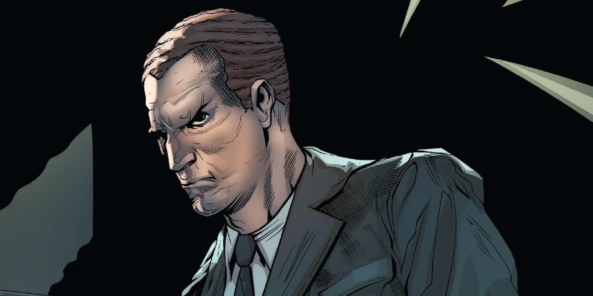 Norman Osborn parado no escuro fazendo uma careta