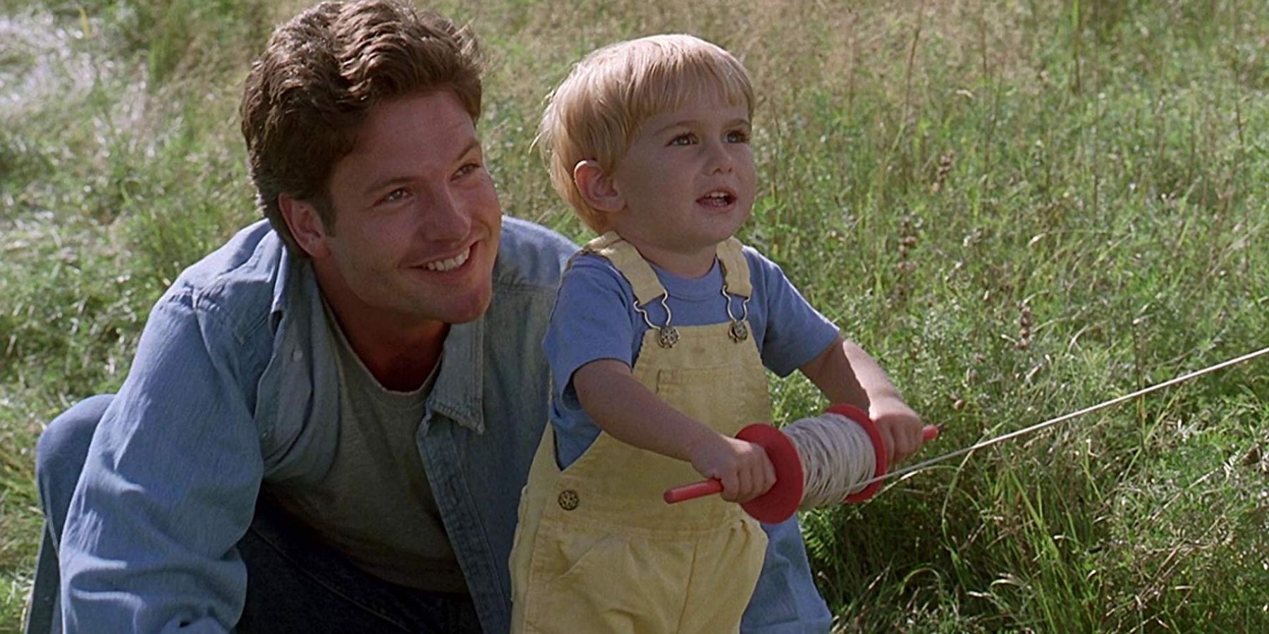 Louis Creed (Dale Midkiff) with his son Gale Creed (Miko Hughes) in Pet Semetary (1989)
