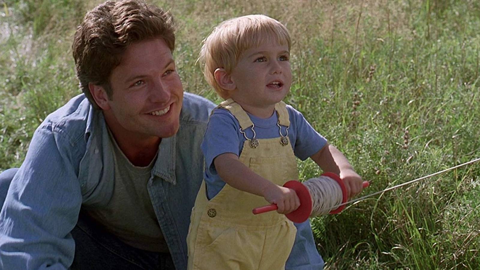 Louis Creed (Dale Midkiff) with his son Gale Creed (Miko Hughes) in Pet Semetary (1989)