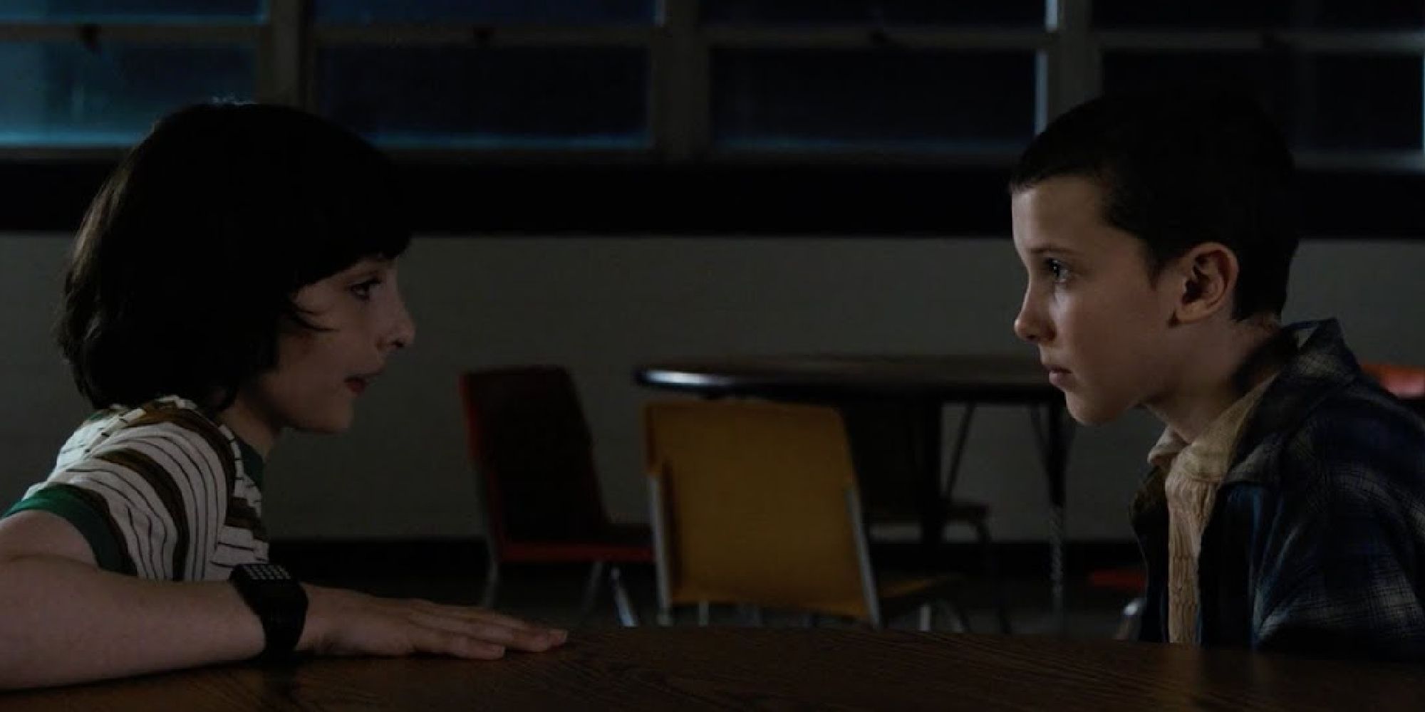 Mike and Eleven talking in Hawkins middle school's cafeteria in season 1