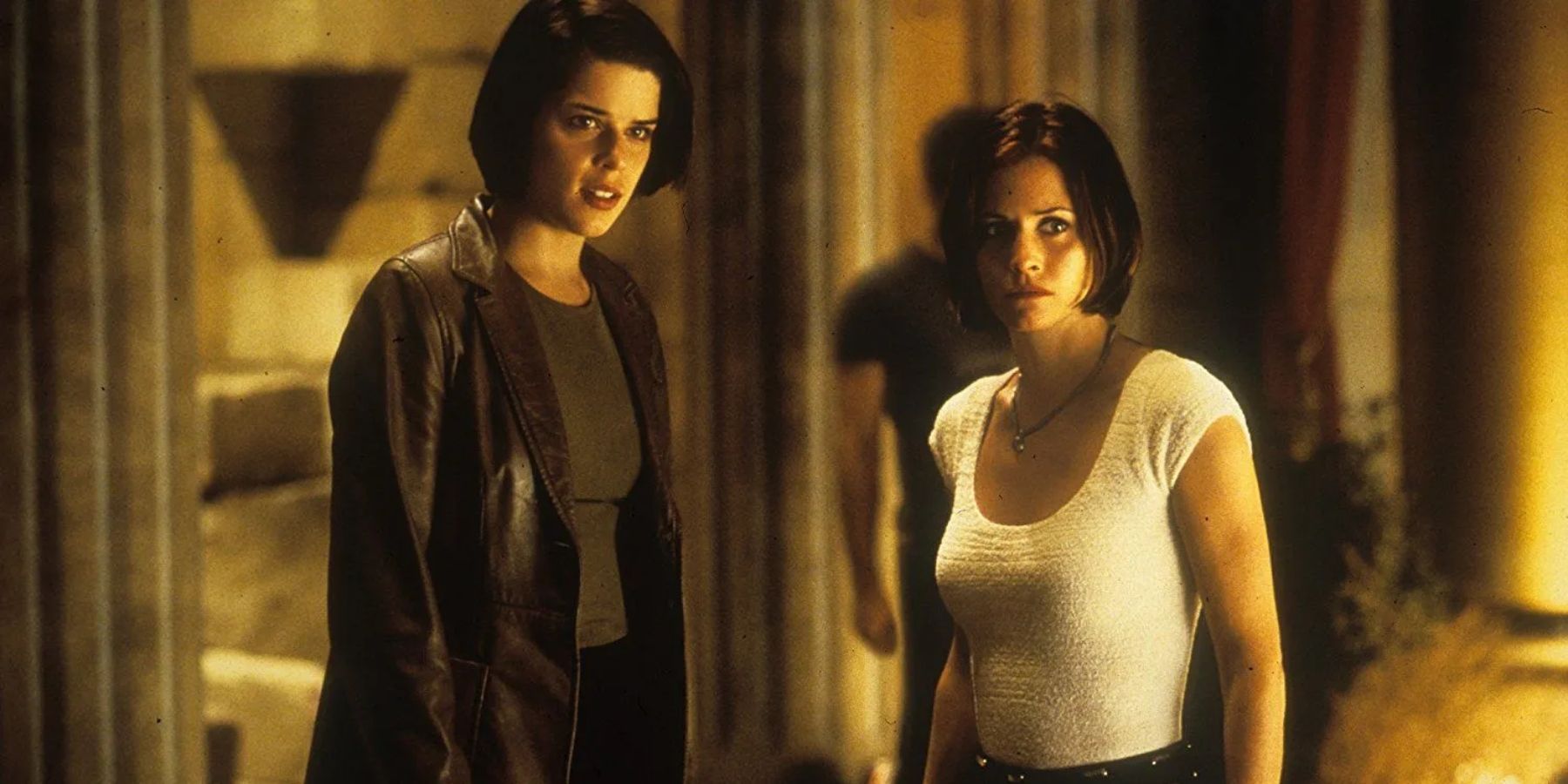 Sidney Prescott (Neve Campbell) and Gale Weathers (Courteney Cox) in Scream 2