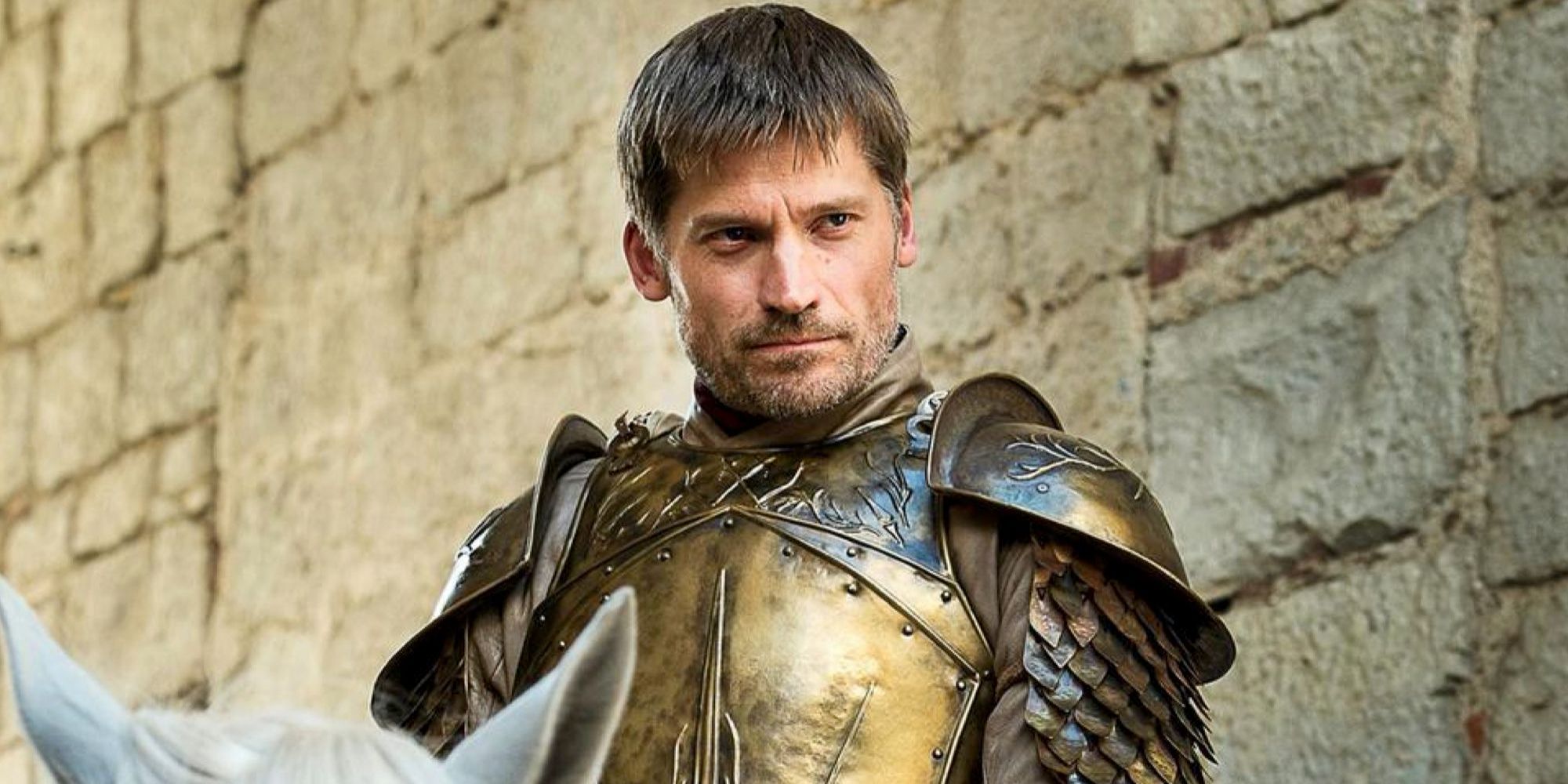 Jamie Lannister in Kingsguard armor riding a horse in the streets of King's Landing