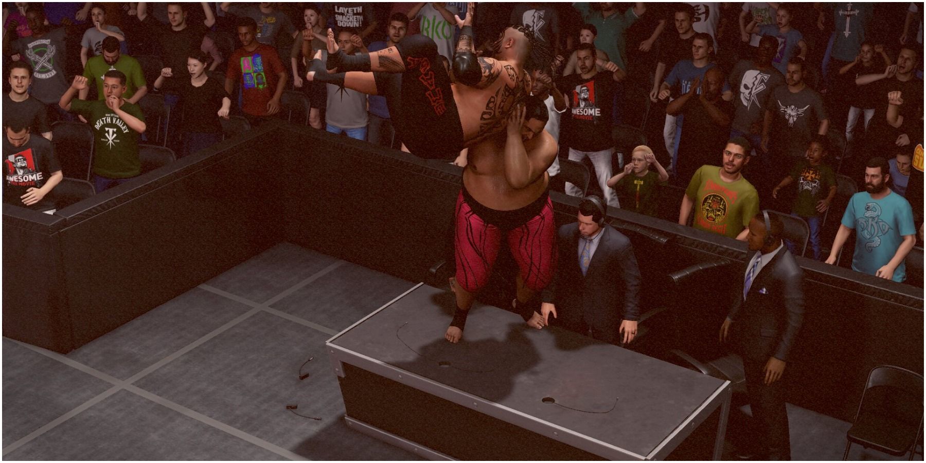 WWE 2K22 Ёкодзуна бьет Умагу через стол объявлений