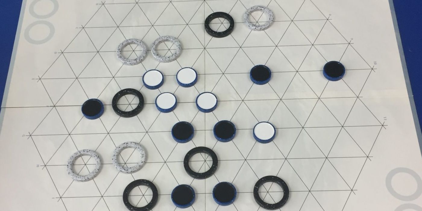 Yinsh game displaying rings and pieces 