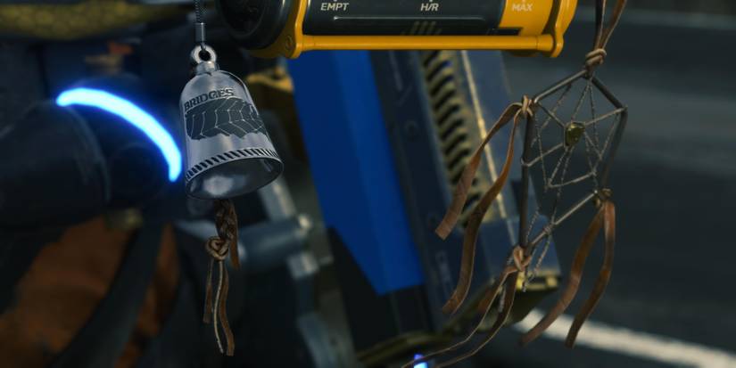 death-stranding-backpack-setup-charms-closeup