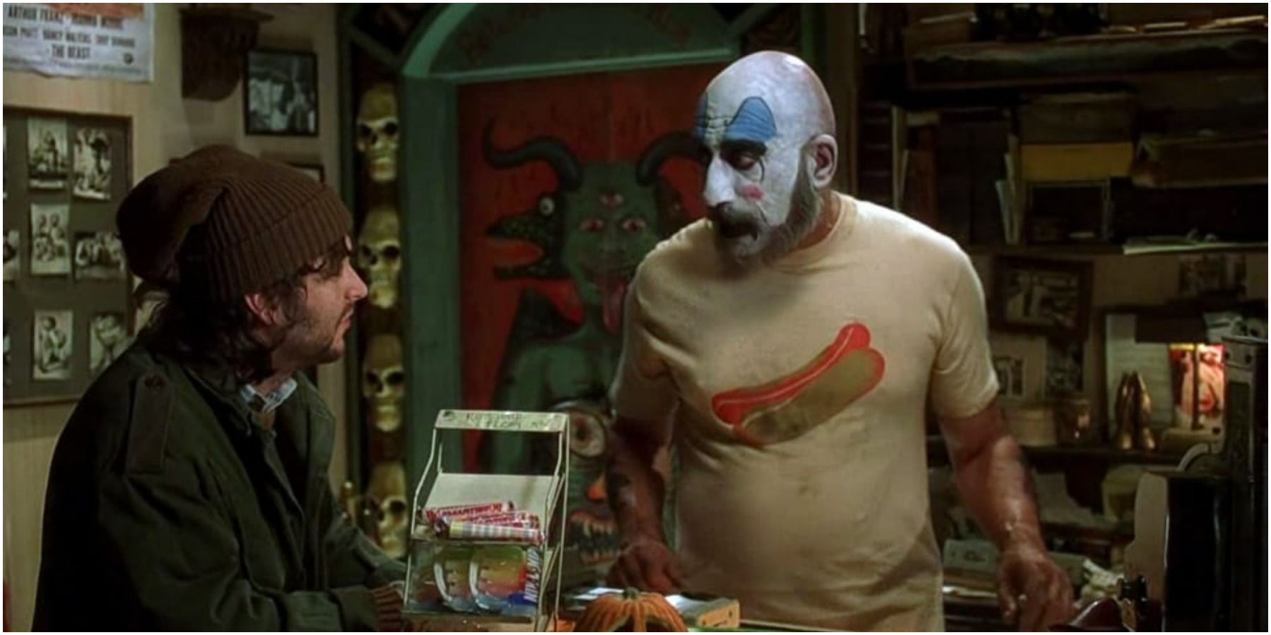 A character talking to a clown in House Of 1000 Corpses