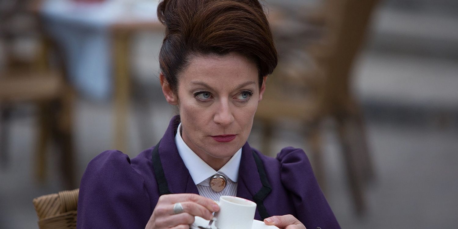 missy-holding-tea