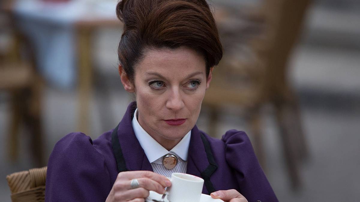missy-holding-tea