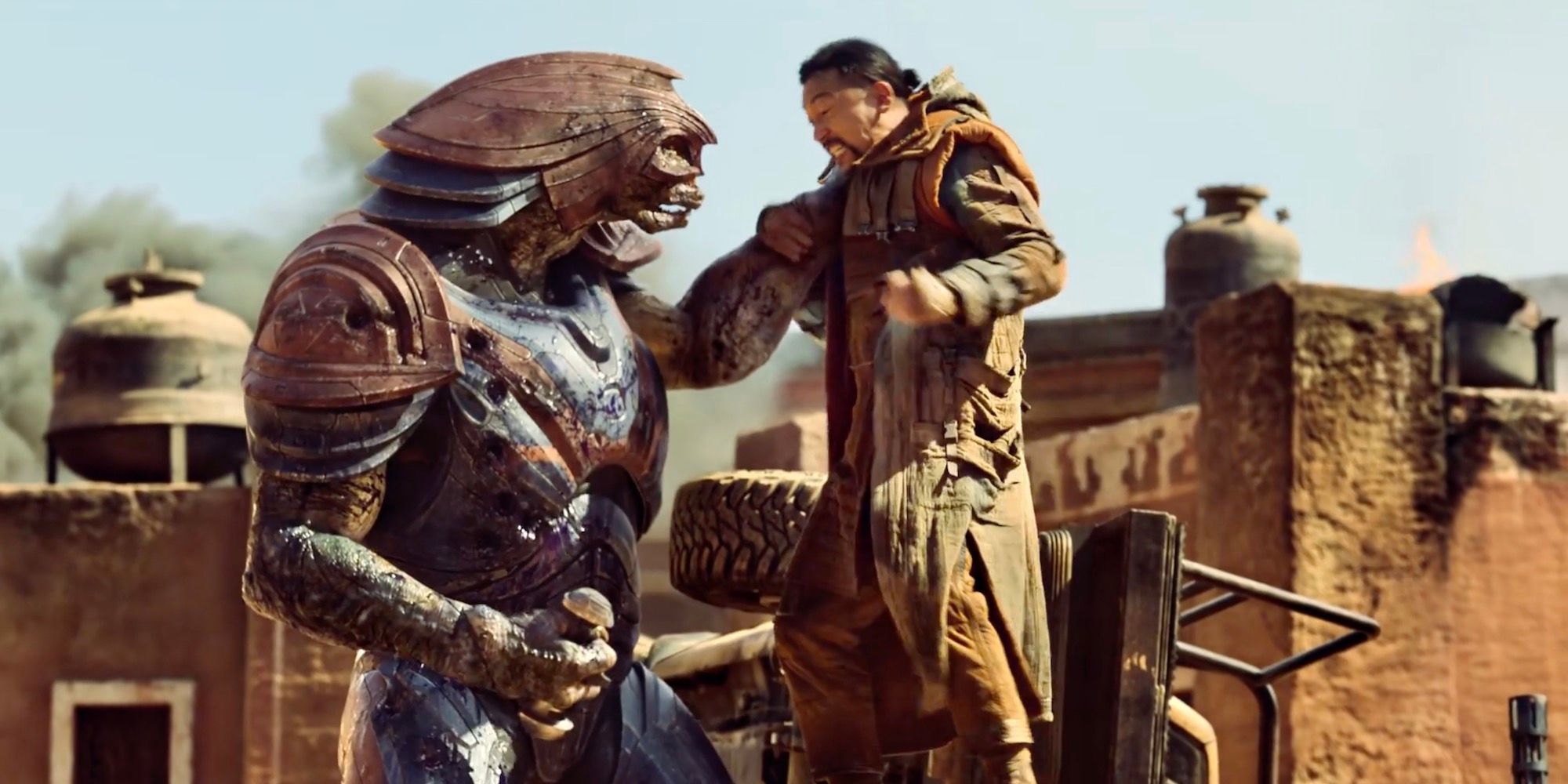 Солдат Ковенанта сражается с Джин Ха из телешоу Halo