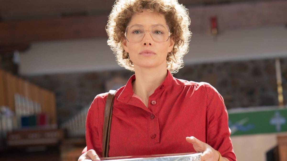 Production still of Jessica Biel as Candy Montgomery