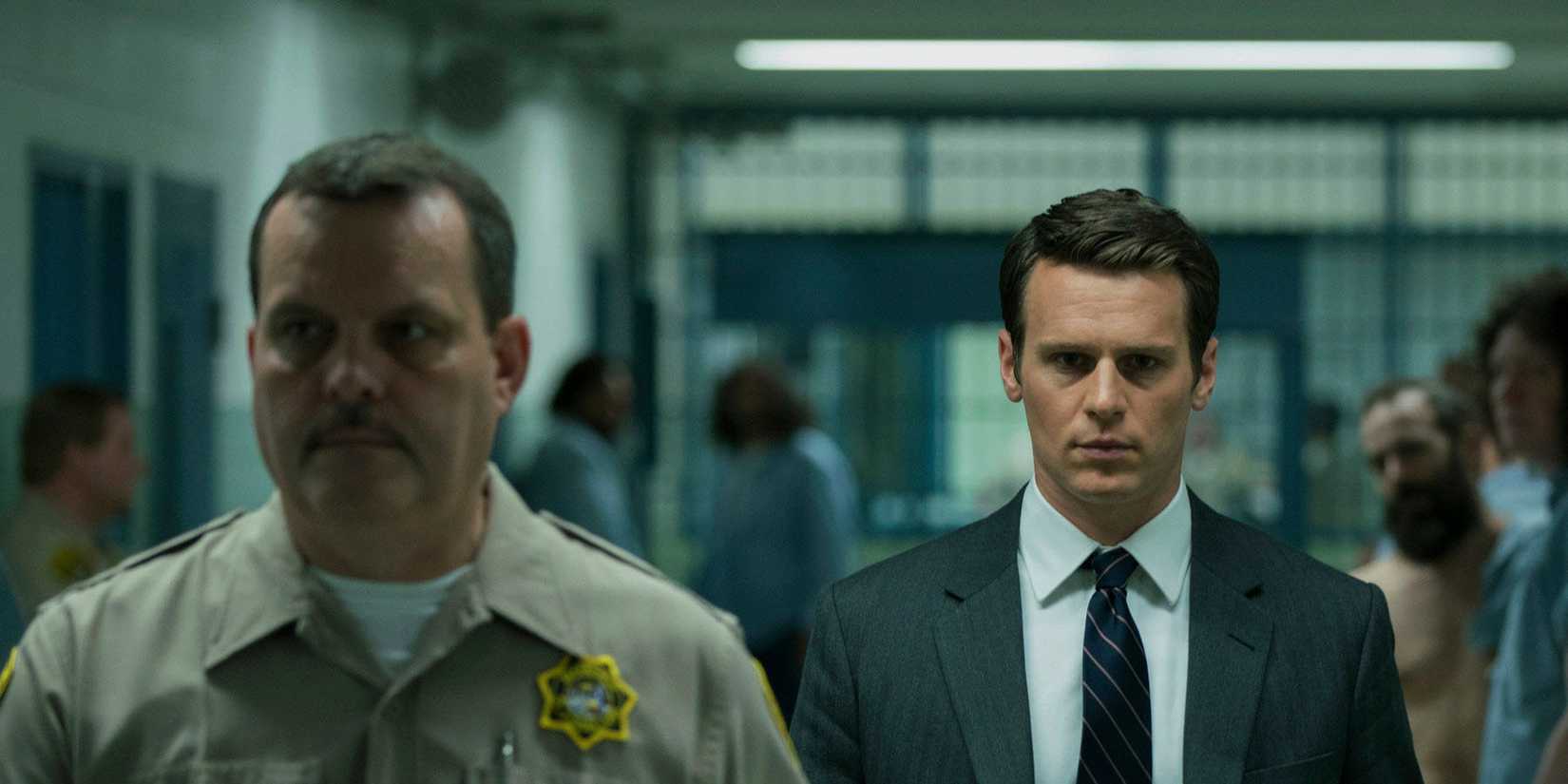 Holden Ford walking through prison in Mindhunter