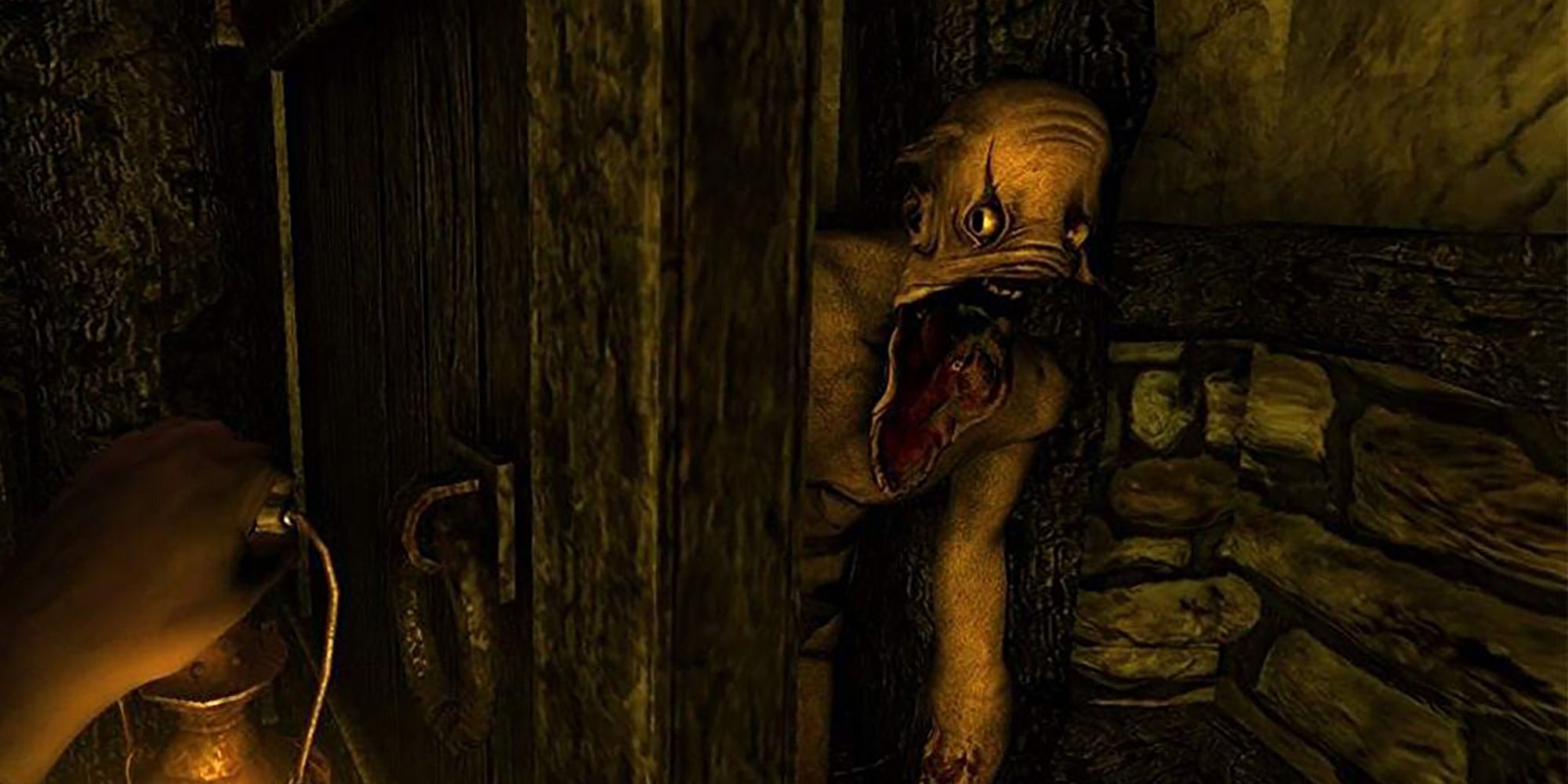 Существо в Amnesia: The Dark Descent заглядывает в полуоткрытую дверь