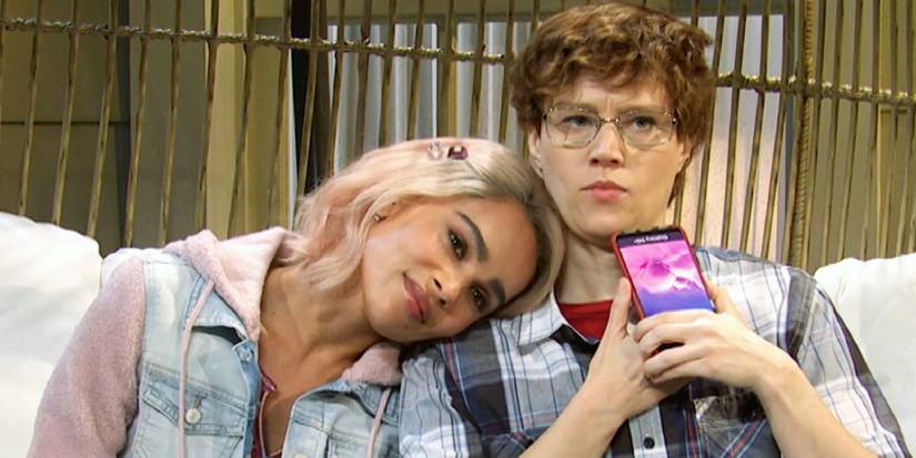 Zoe Kravitz resting her head on Kate McKinnon in the Porch Scene sketch