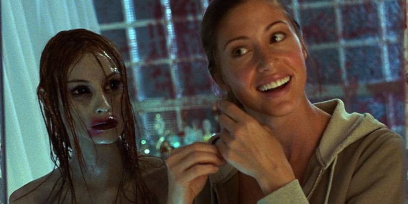 Shannon Elizabeth smiling near a ghost in Thirteen Ghosts