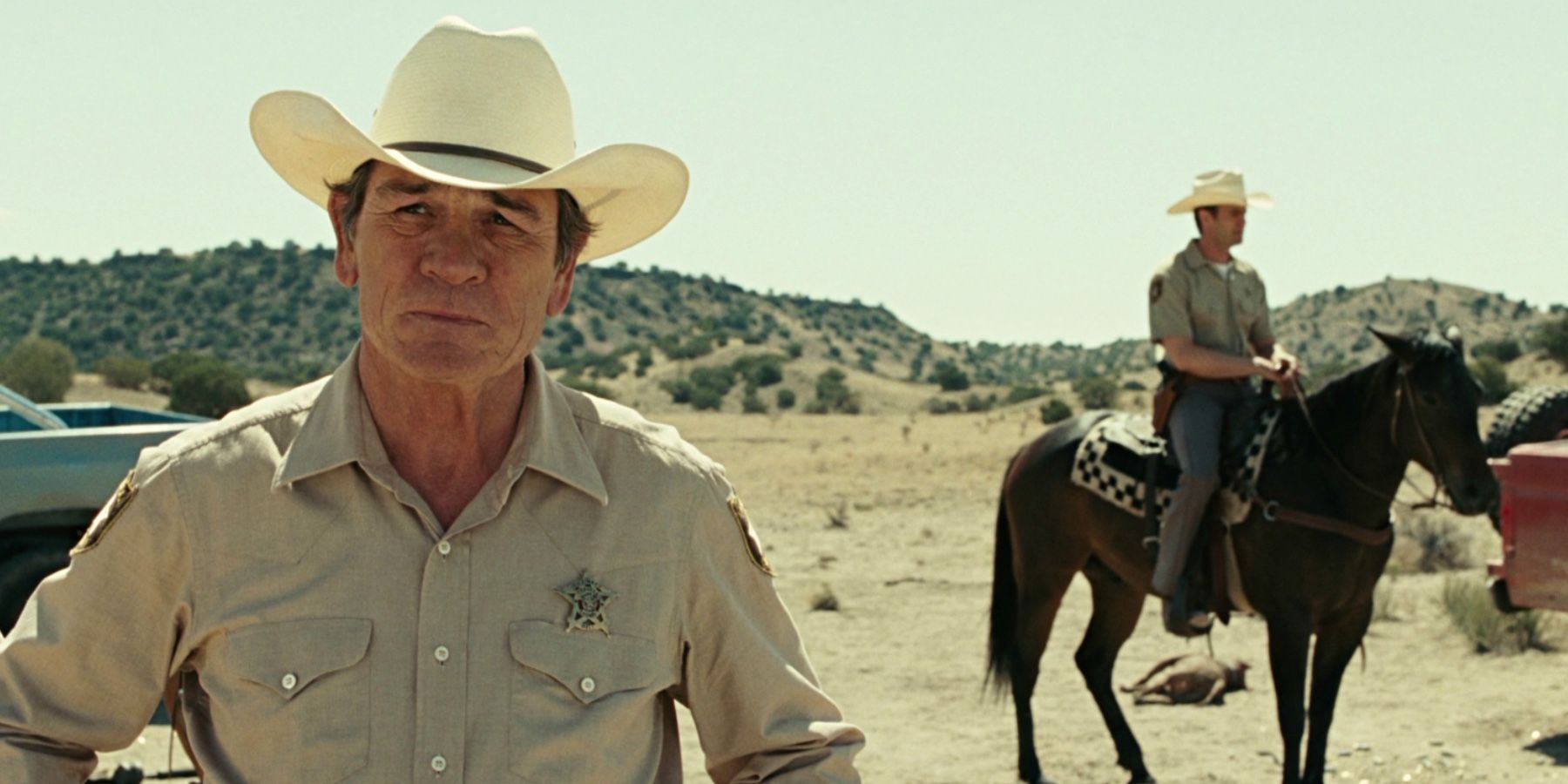 Tommy-Lee-Jones-and-Garret-Dillahunt-in-No-Country-for-Old-Men