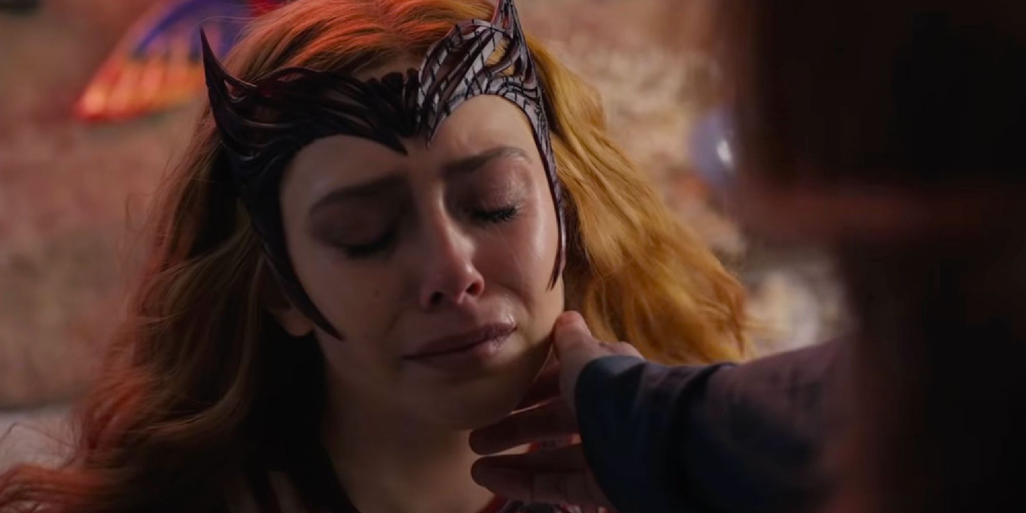 Ванда плачет, когда ее вариант ласкает ее щеку в «Докторе Стрэндже 2».
