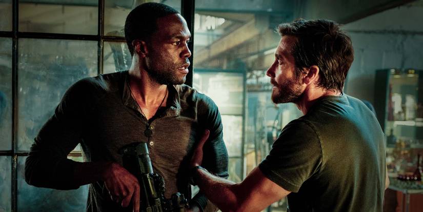 Yahya-Abdul-Mateen-II-and-Jake-Gyllenhaal-in-Ambulance