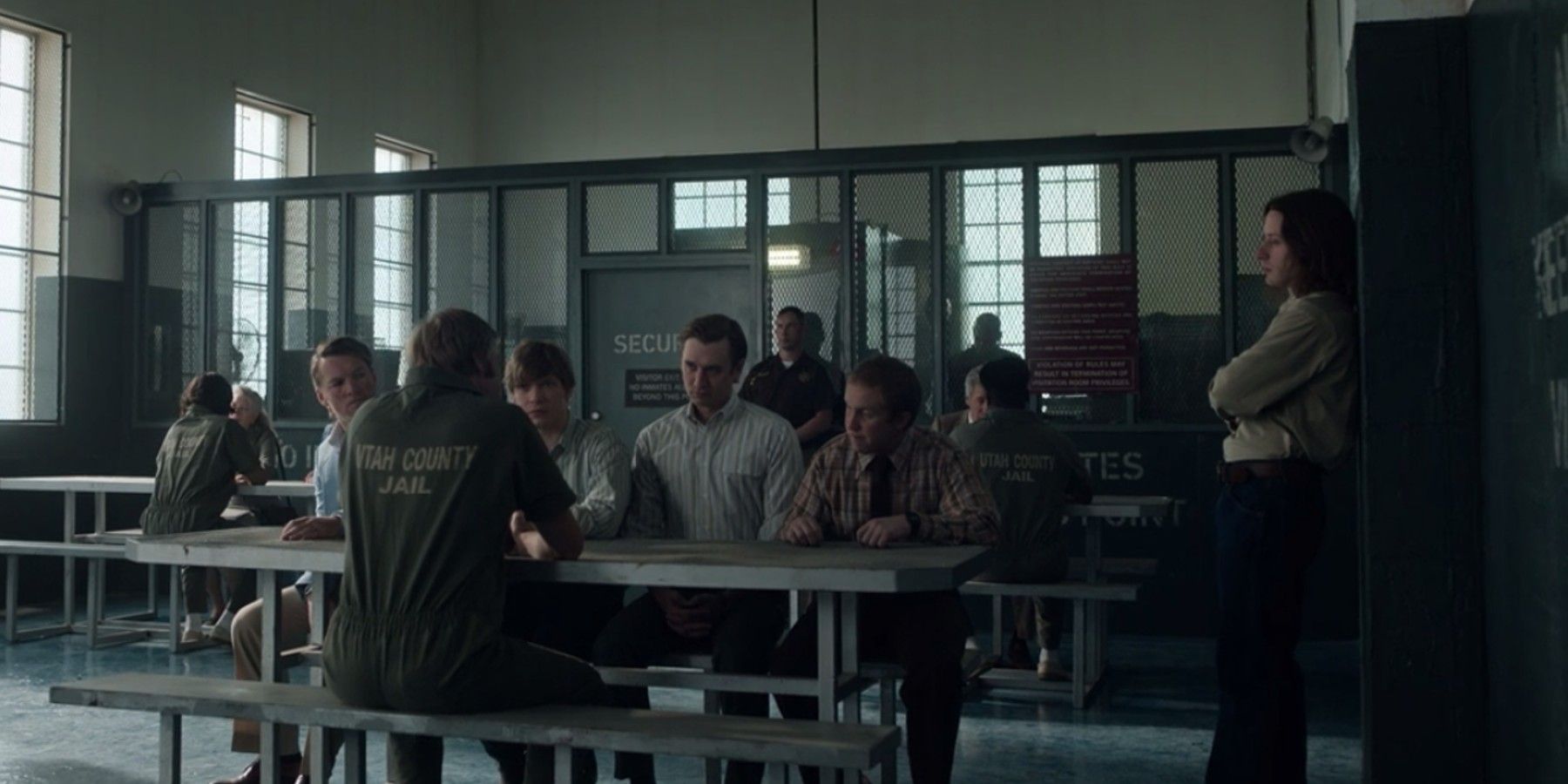 Дэн Лафферти встречается со своими братьями из тюрьмы в фильме «Под знаменем небес».