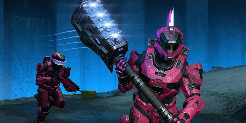 halo player running with a gravity hammer 