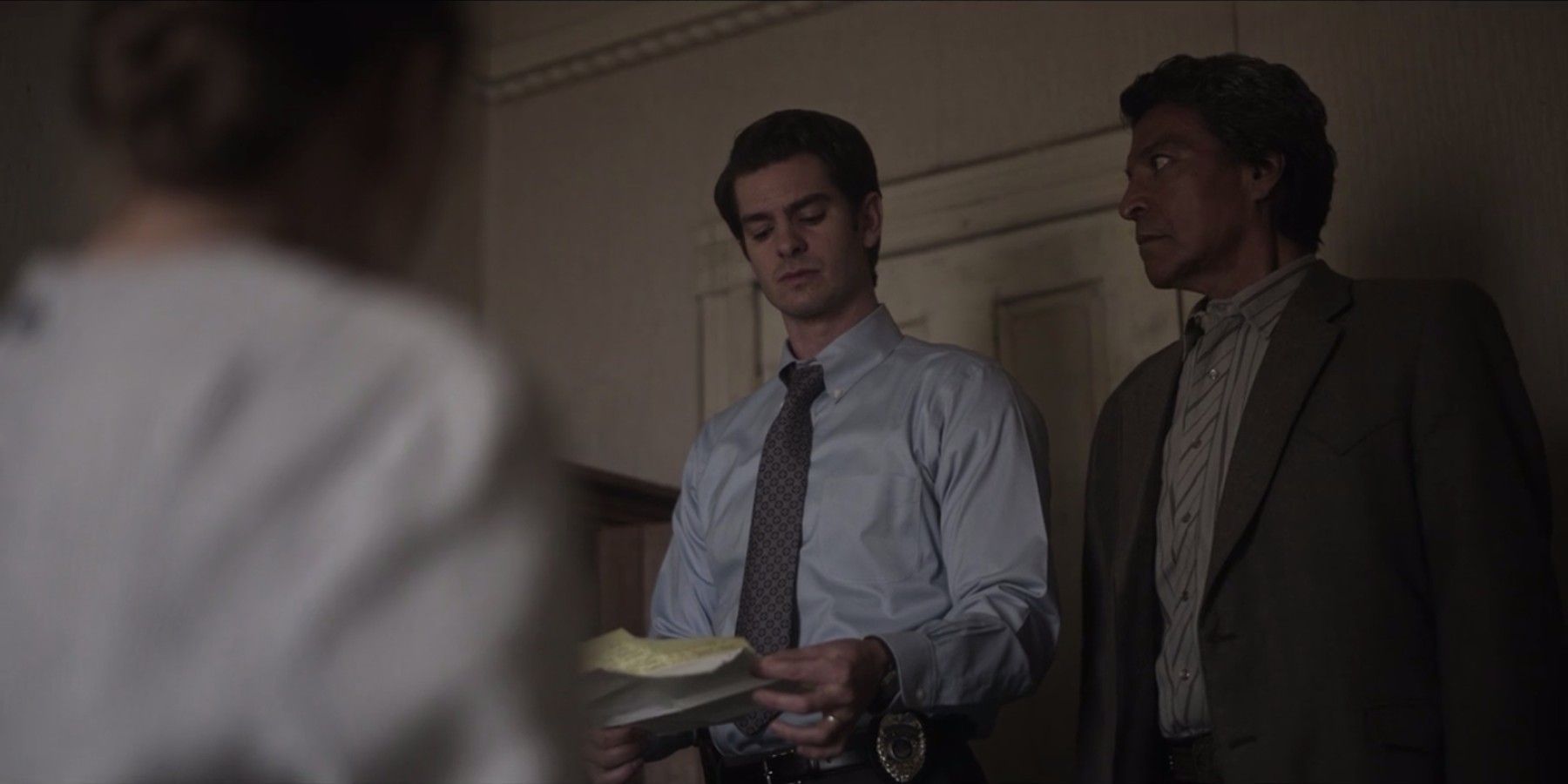 Детективы Пайр (Эндрю Гарфилд) и Таба (Джил Бирмингем) обнаруживают список имен в «Под знаменем небес».