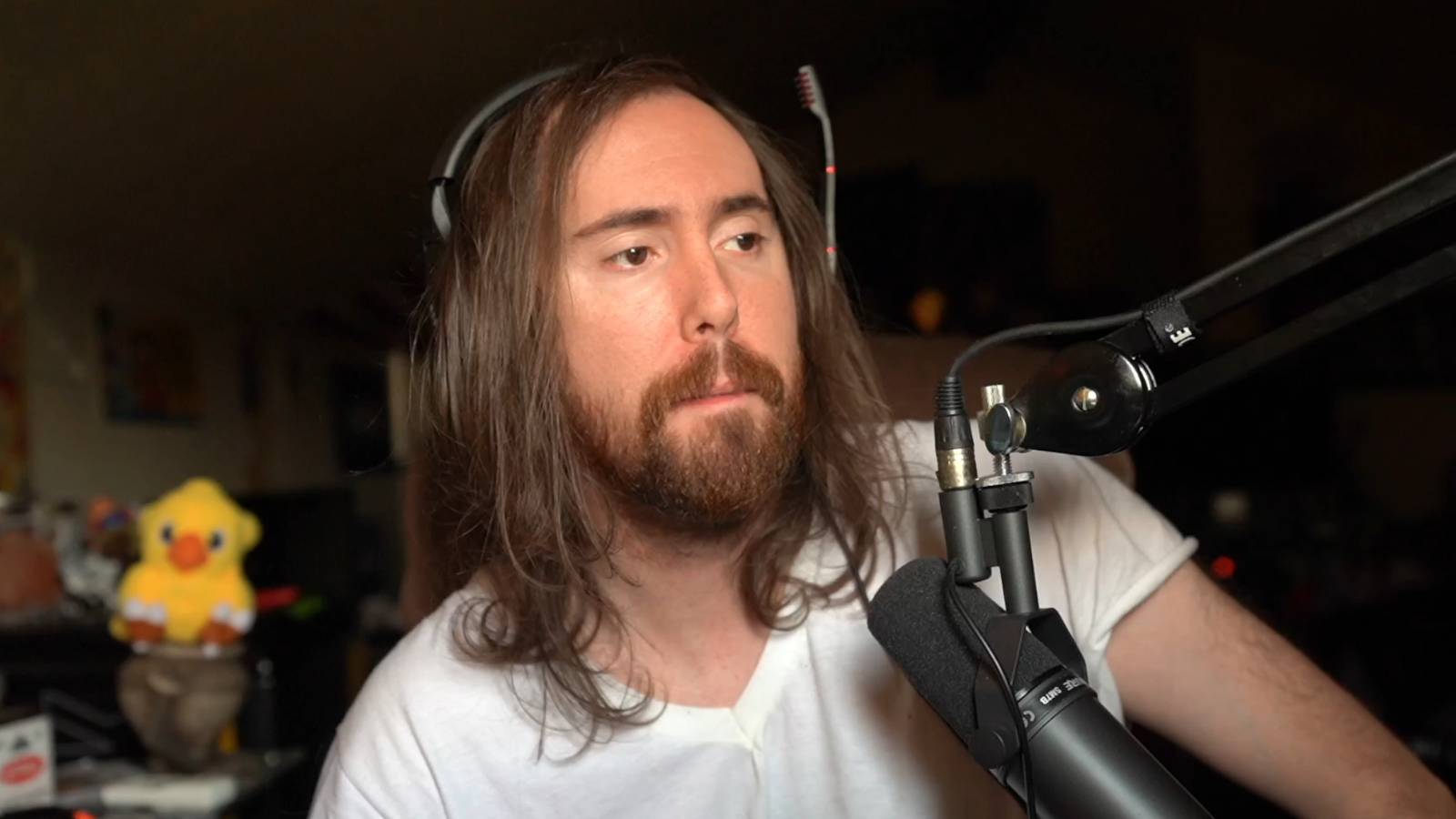 asmongold white v-neck